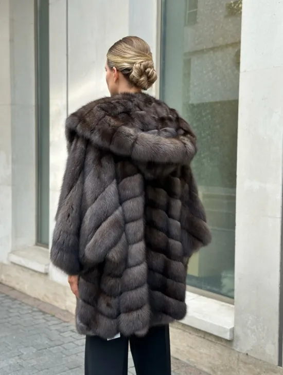 Эффектный жакет из меха соболя с капюшоном седина 1/2