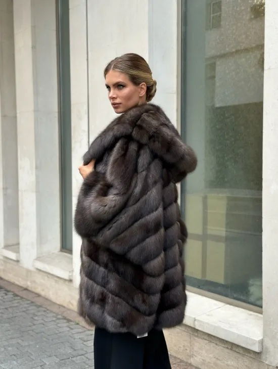 Эффектный жакет из меха соболя с капюшоном седина 1/2