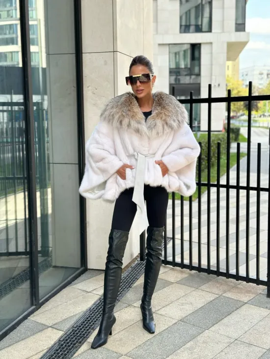 Белое норковое манто с капюшоном из меха рыси