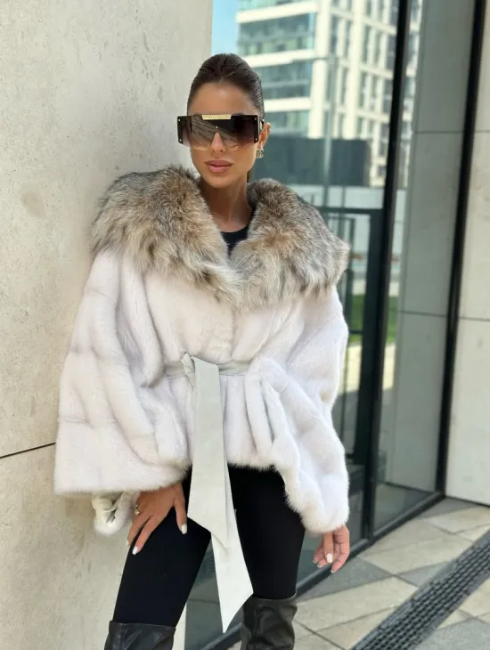 Белое норковое манто с капюшоном из меха рыси