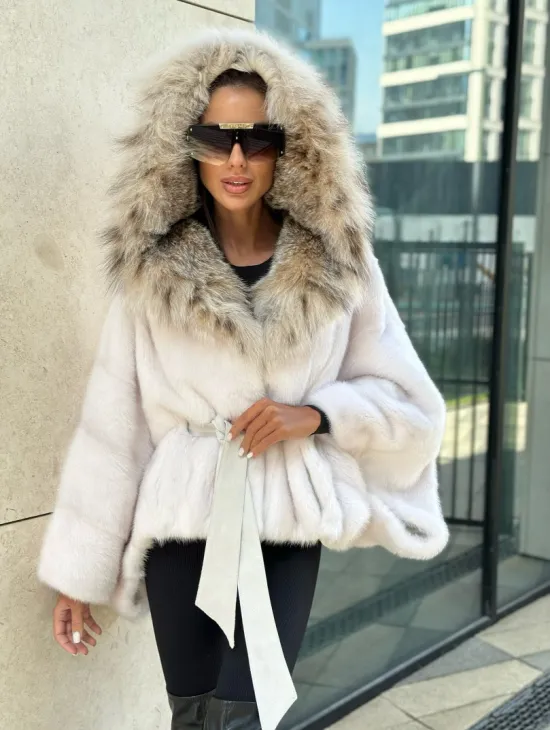 Белое норковое манто с капюшоном из меха рыси