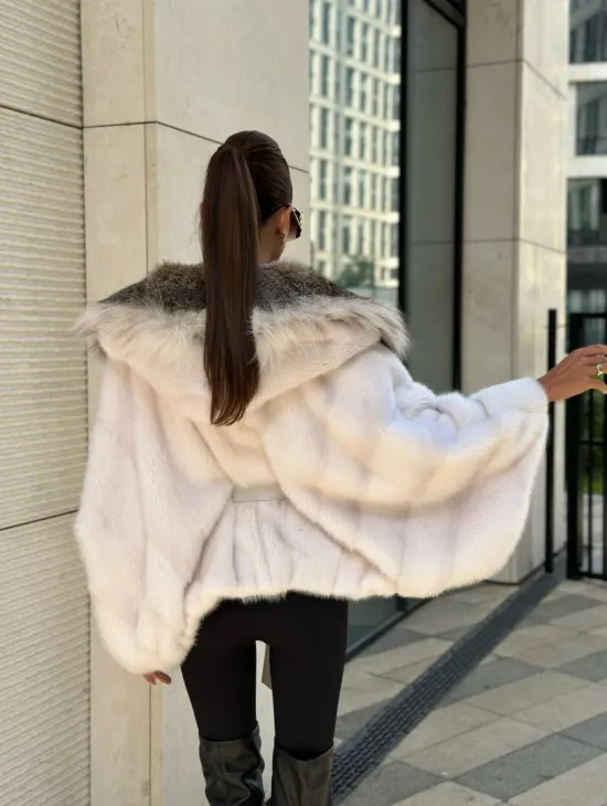 Белое норковое манто с капюшоном из меха рыси