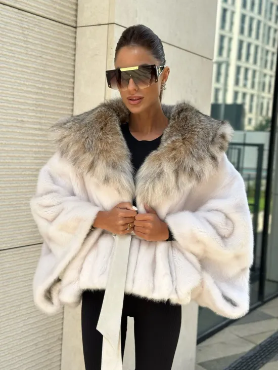 Белое норковое манто с капюшоном из меха рыси