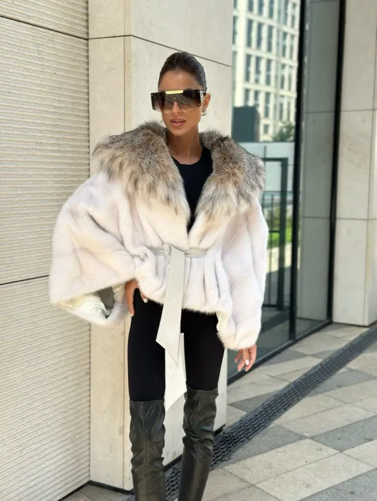 Белое норковое манто с капюшоном из меха рыси
