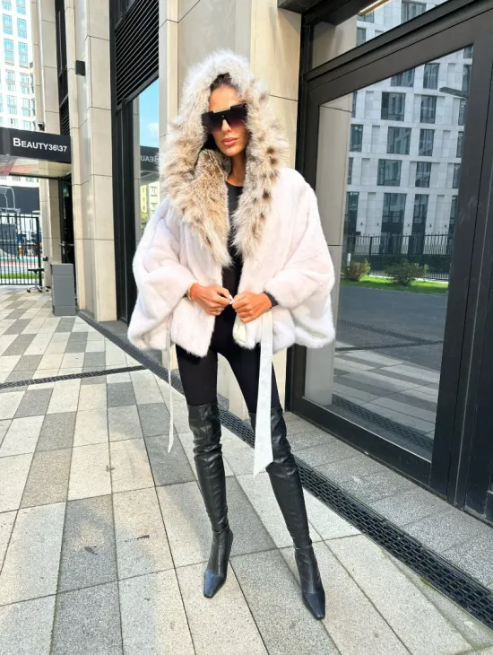 Белое норковое манто с капюшоном из меха рыси