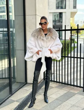Белое норковое манто с капюшоном из меха рыси