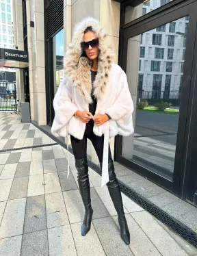 Белое норковое манто с капюшоном из меха рыси