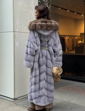 Голубая норковая шуба с капюшоном из меха куницы