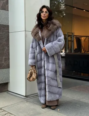 Голубая норковая шуба с капюшоном из меха куницы