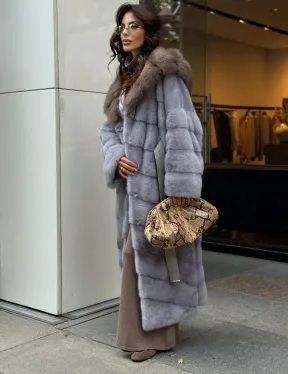 Голубая норковая шуба с капюшоном из меха куницы