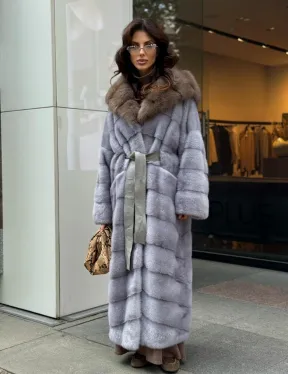 Голубая норковая шуба с капюшоном из меха куницы