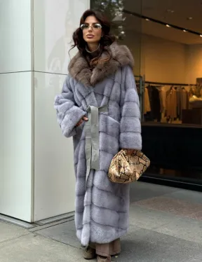 Голубая норковая шуба с капюшоном из меха куницы