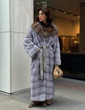 Голубая норковая шуба с капюшоном из меха куницы