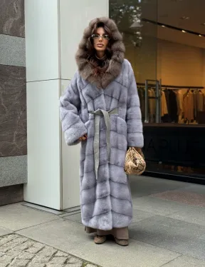 Голубая норковая шуба с капюшоном из меха куницы