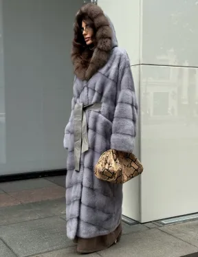 Голубая норковая шуба с капюшоном из меха куницы