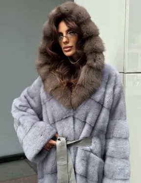 Голубая норковая шуба с капюшоном из меха куницы