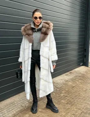 Белоснежная шуба из плюшевой норки VELVET с капюшоном из куницы
