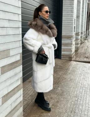 Белоснежная шуба из плюшевой норки VELVET с капюшоном из куницы