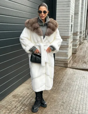 Белоснежная шуба из плюшевой норки VELVET с капюшоном из куницы