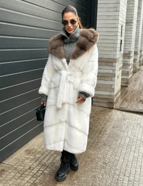 Белоснежная шуба из плюшевой норки VELVET с капюшоном из куницы