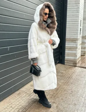 Белоснежная шуба из плюшевой норки VELVET с капюшоном из куницы