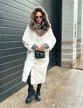 Белоснежная шуба из плюшевой норки VELVET с капюшоном из куницы