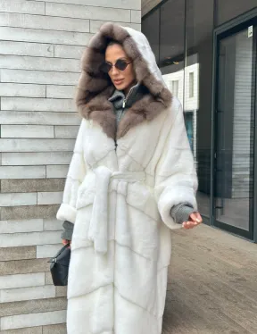 Белоснежная шуба из плюшевой норки VELVET с капюшоном из куницы