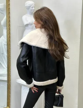 Стильная дубленка из овчины с отложным воротником