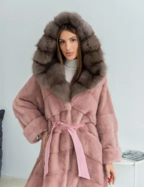 Удлиненная норковая шуба с капюшоном из меха куницы - цвет розовый фламинго