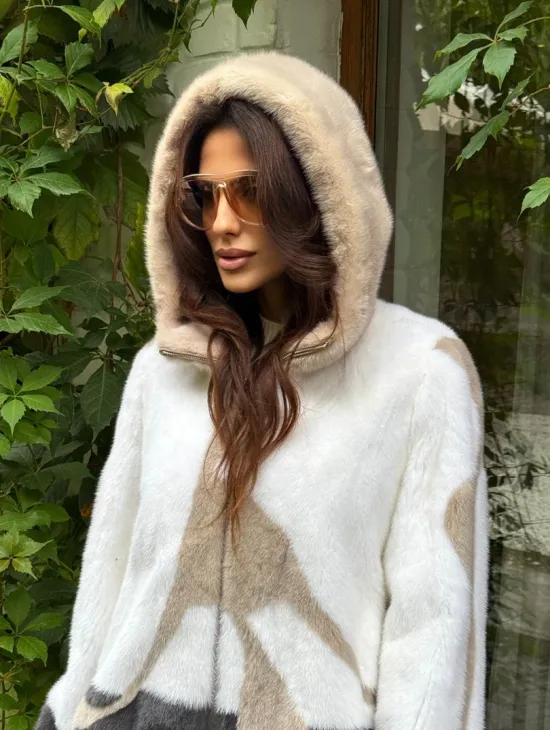Стильная норковая куртка с капюшоном