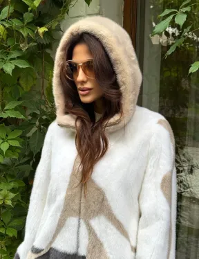 Стильная норковая куртка с капюшоном