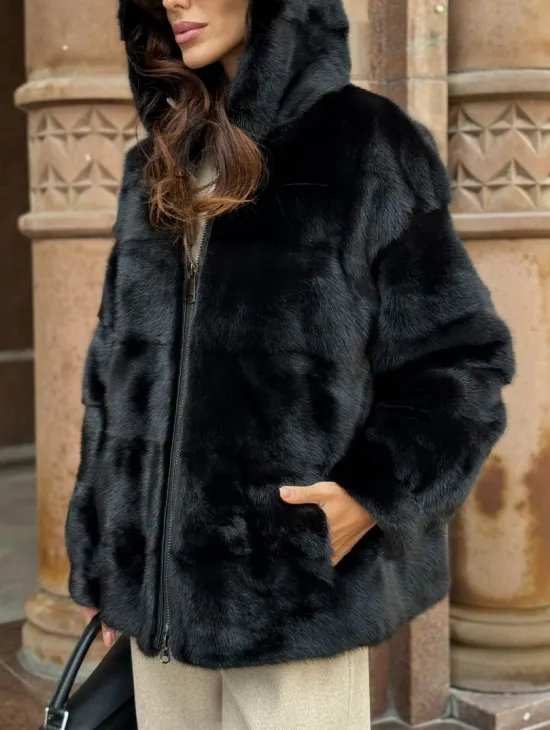 Черная норковая шуба с капюшоном