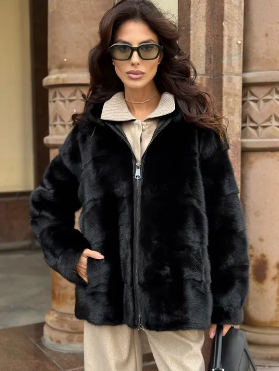 Черная норковая шуба с капюшоном