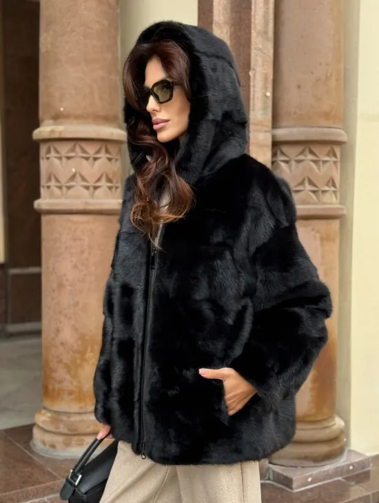 Черная норковая шуба с капюшоном