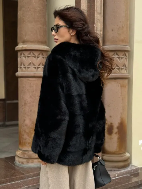 Черная норковая шуба с капюшоном