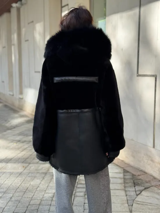 Черная дубленка с капюшоном
