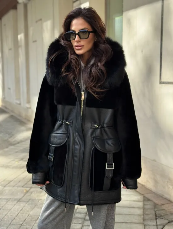 Черная дубленка с капюшоном