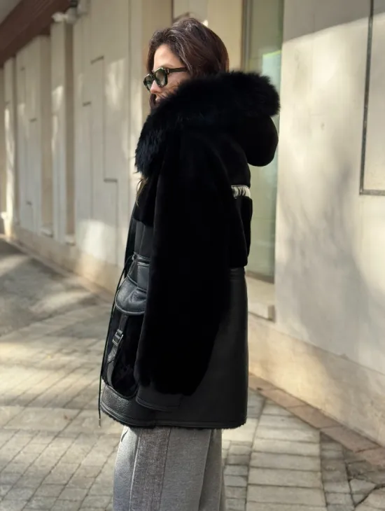 Черная дубленка с капюшоном
