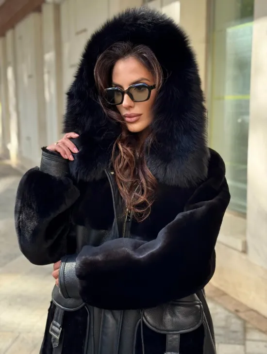 Черная дубленка с капюшоном