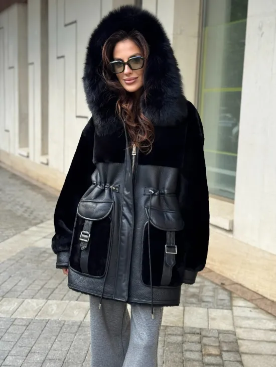 Черная дубленка с капюшоном