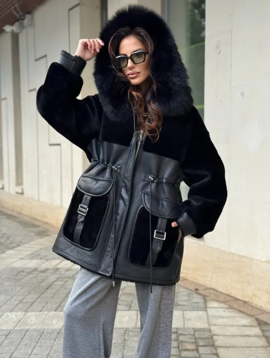 Черная дубленка с капюшоном