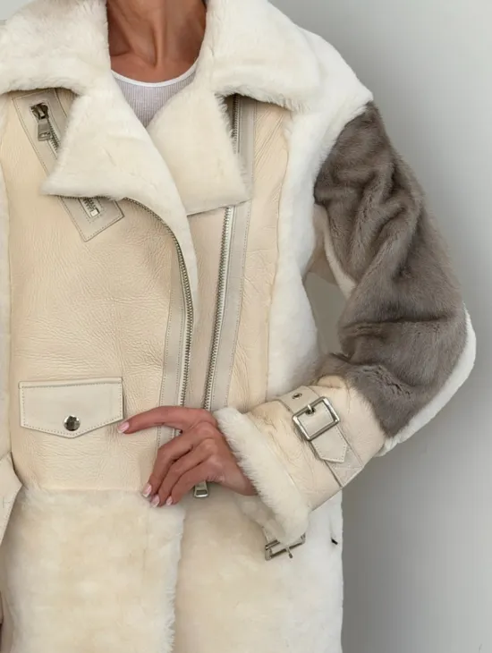 Удлиненная дубленка из натуральной овчины с рукавами из меха норки – молочный