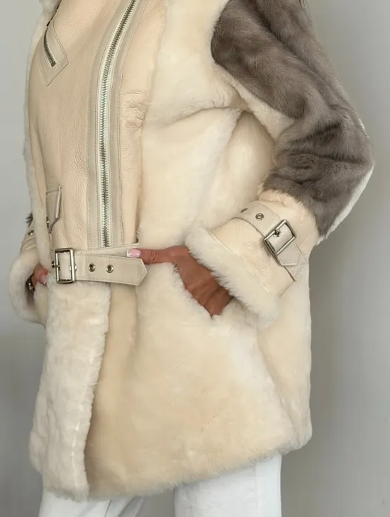 Удлиненная дубленка из натуральной овчины с рукавами из меха норки – молочный