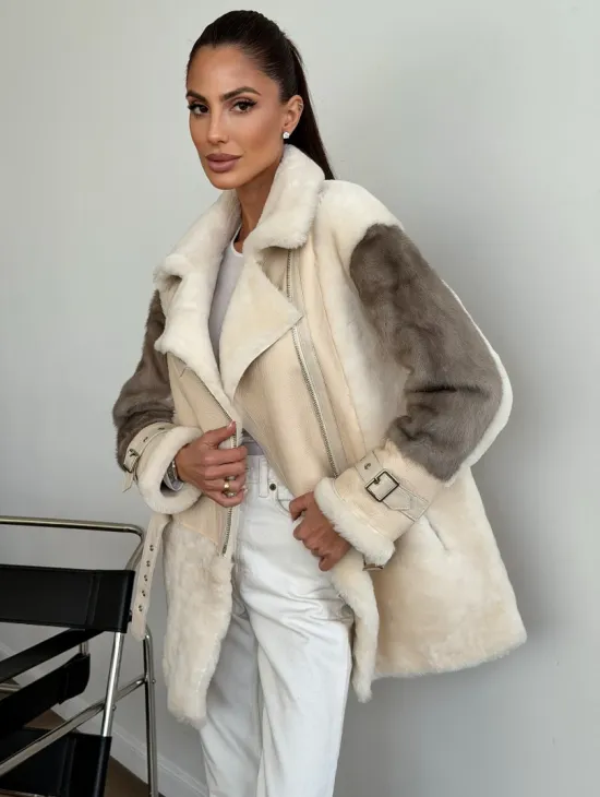 Удлиненная дубленка из натуральной овчины с рукавами из меха норки – молочный