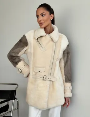Удлиненная дубленка из натуральной овчины с рукавами из меха норки – молочный
