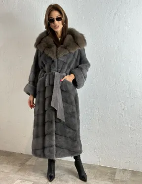 Удлиненная норковая шуба с капюшоном из куницы - цвет графит грей