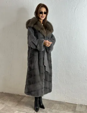 Удлиненная норковая шуба с капюшоном из куницы - цвет графит грей