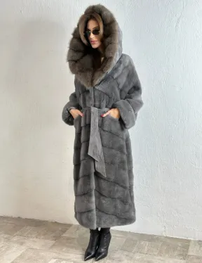 Удлиненная норковая шуба с капюшоном из куницы - цвет графит грей