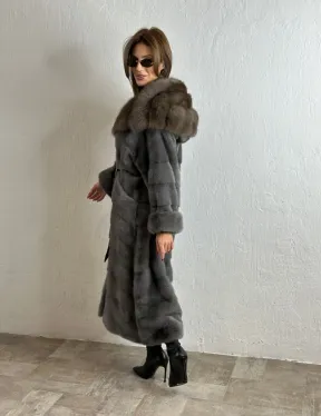 Удлиненная норковая шуба с капюшоном из куницы - цвет графит грей
