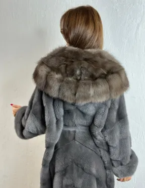 Удлиненная норковая шуба с капюшоном из куницы - цвет графит грей